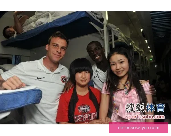 谢联球迷发起抗议行动，表达对俱乐部管理不满的强烈声音，彰显其强烈支持和关注。